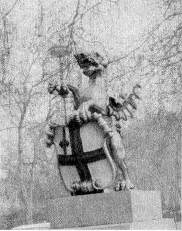Reptiliano sujetando la cruz de san Jorge