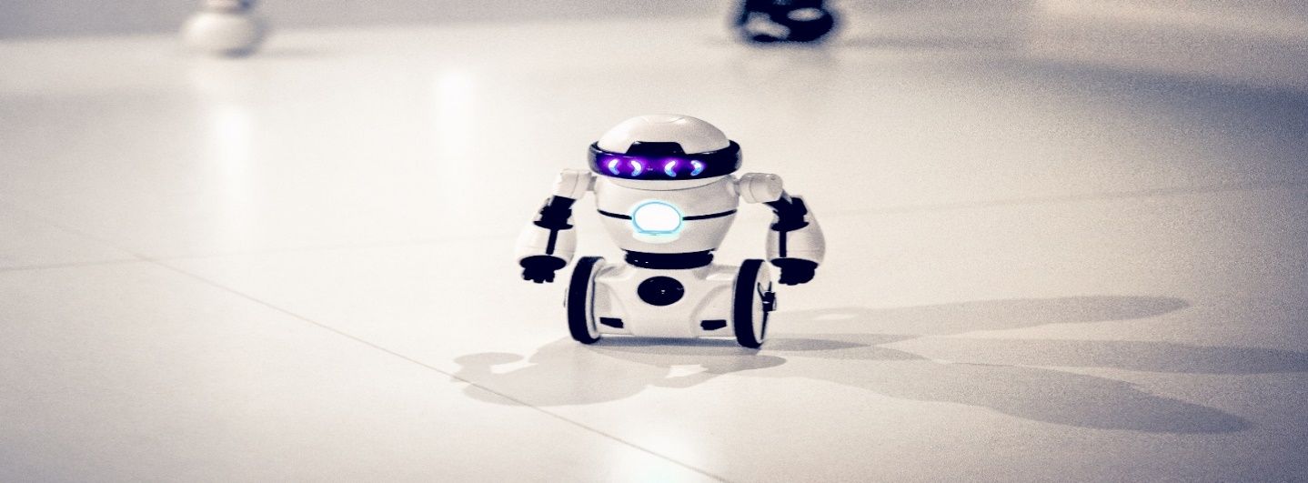 A robot on a table  Description automatically generated with low confidence
